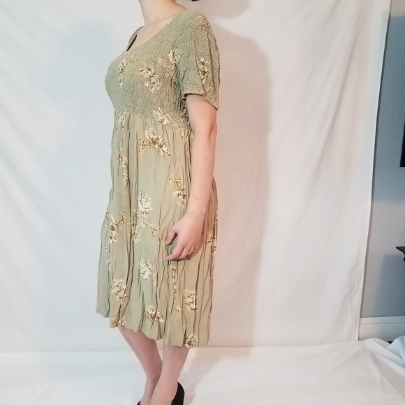 Beautiful woman's dress! - Picture 9 of 9